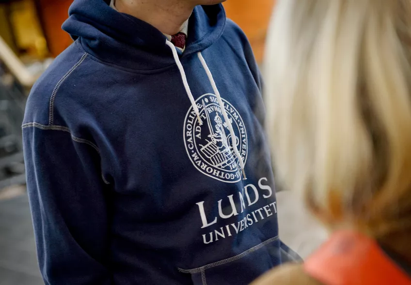 Person med Lunds universitet-tröja. Foto.