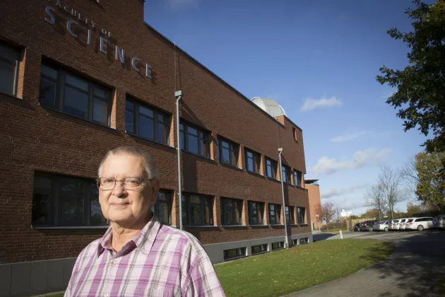 Foto på Lennart Lindgren framför Astronomihuset.