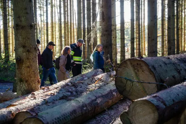Personer i skog. Foto.