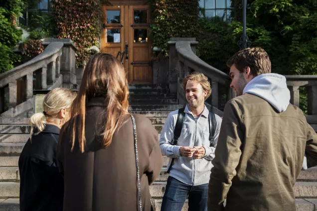 En grupp studenter utanför en byggnad. Foto.